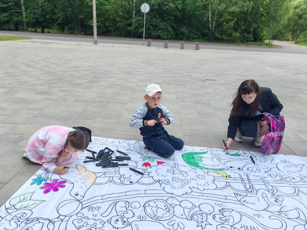 «Яркими красками» праздник художества