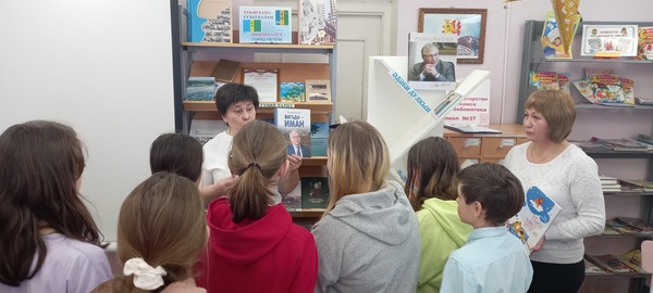 Обзор по книжной выставке «Цветная книга лета»