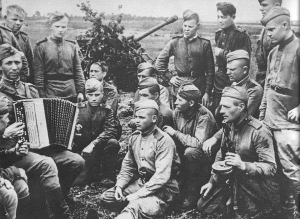 «Песни о войне – дорога памяти»: беседа у выставки