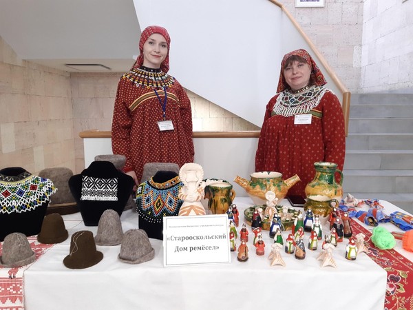Выставка декоративно-прикладного творчества «Из бабушкиного сундука»