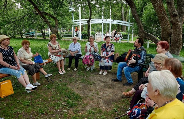 Исполнение песен под гармонь «На меня весельем веет…»