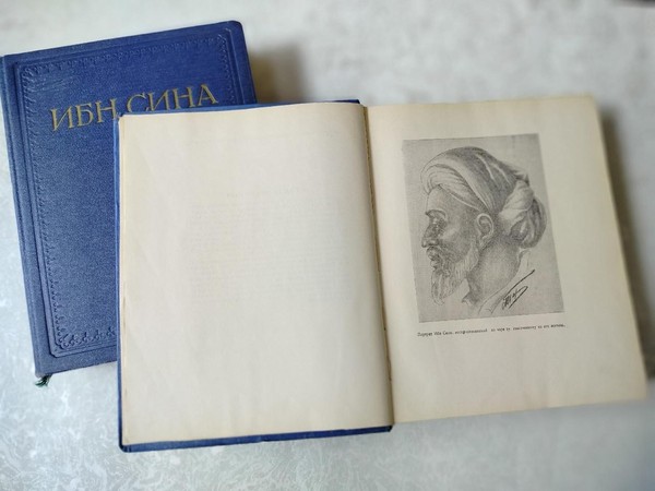 Книжный вернисаж «От праха черного до небесных тел я тайны разглядел мудрейших слов и дел»
