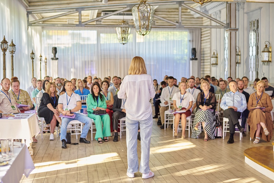 Вебинар: Как среднему бизнесу выжить в кризис 2025