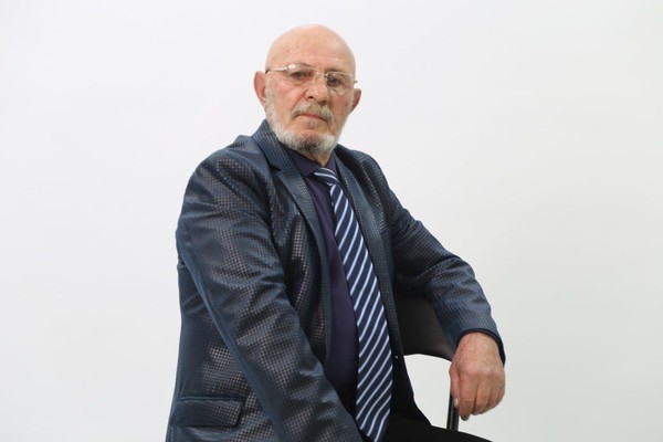 МагомедРасул Газимагомедов читает А.Ахматову « Я не знаю, ты жив или умер»