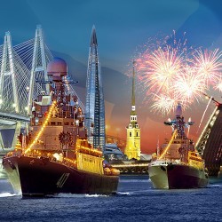 Салют с борта теплохода в День ВМФ