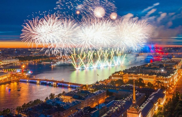 Салют с воды в день ВМФ