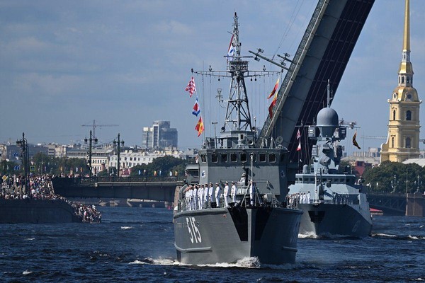 «Морями, океанами»