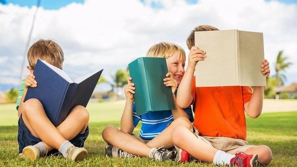 Читальный зал на свежем воздухе «С книгой во дворе»