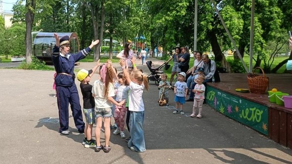 Познавательно-игровая программа для детей «Правила знаешь ходи себе смело!»