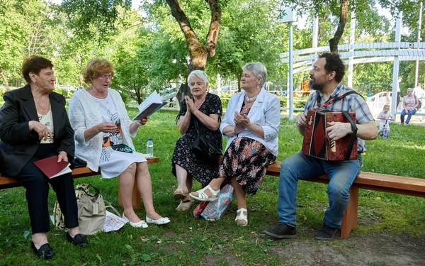 Исполнение песен под гармонь «Давно черемуха завяла …»