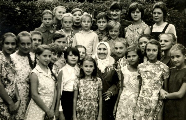История фотографии «А.Н. Королькова с детьми из Чертовицкого детского санатория. 1970»