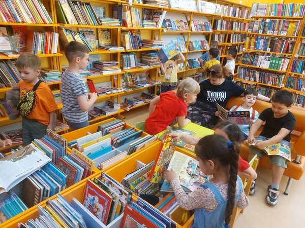 Экскурсия по библиотеке «На книжной полке»