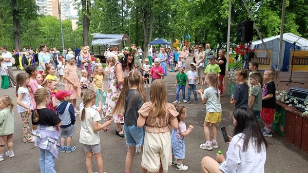 Фольклорно-игровая программа для детей «В семейном кругу мы жизнь создаем»