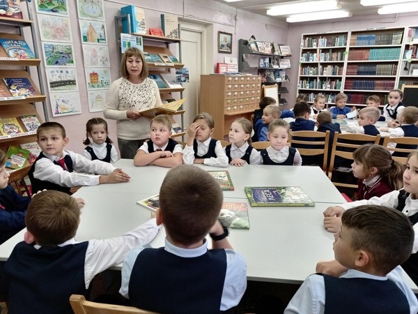 Беседа по книжной выставке «По дорогам сказок»