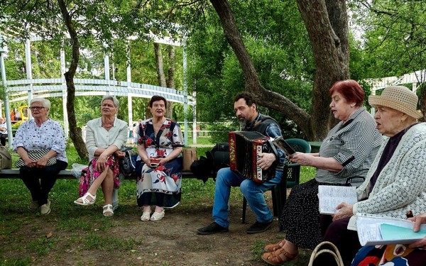 Исполнение песен под гармонь «Клонит к лени полдень жгучий …»