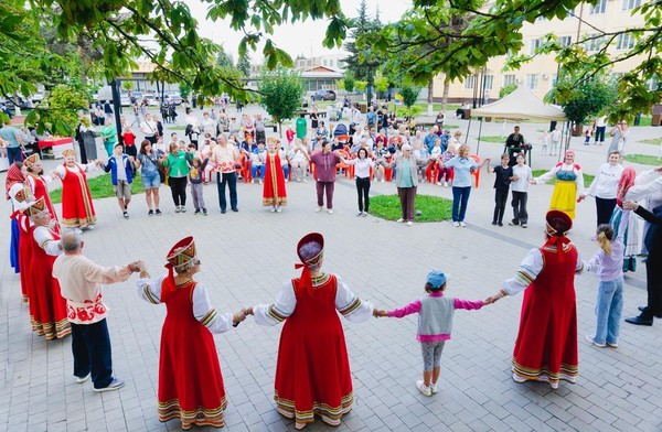 Театрализованная программа «Город, где в счастье веришь...»