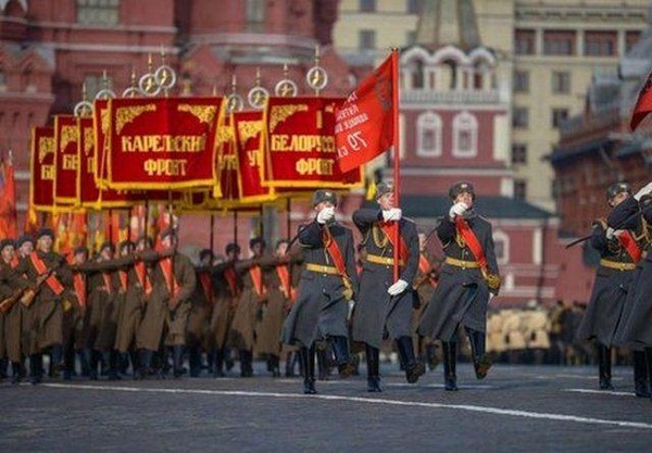 Фотовыставка «С парада на фронт»