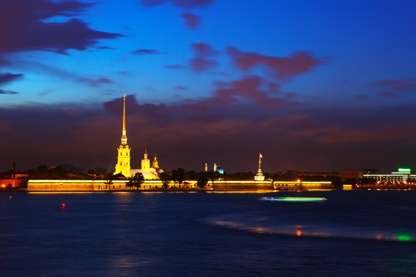 Дискотека под разводными мостами на двухпалубном теплоходе