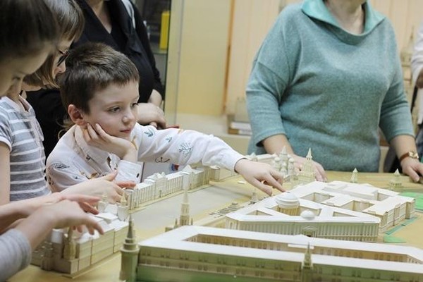 Экскурсия в зале тактильного восприятия произведений искусств РГБС «Прогулка по Кремлю»