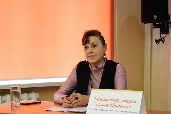 Поэтический час «По небом голубым России»