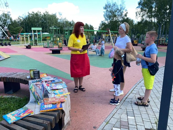 Литературная скамейка «У книжек нет каникул»