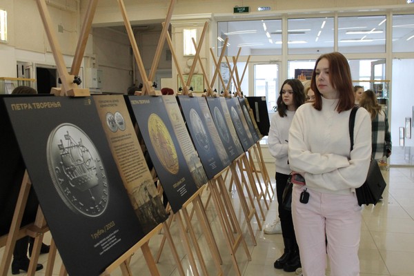 Фотовыставка «Вселенная Пушкина. Монеты пушкинской поры»