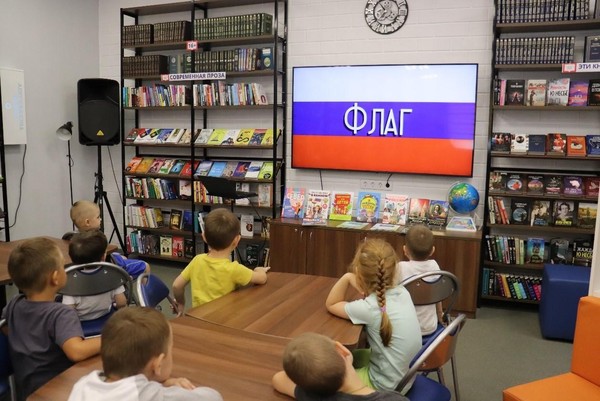 Исторический час «Гордо реет флаг российский»