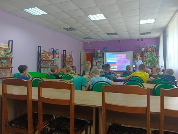 Информационный час «Величаво над страной реет флаг земли родной»