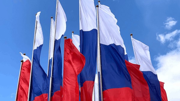 «Гордо реет флаг России»
