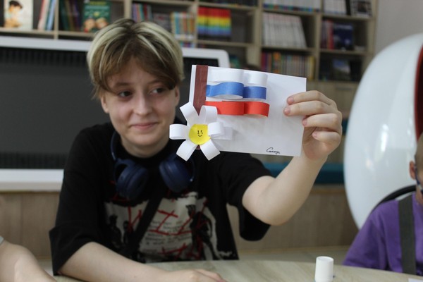 «Гордо реет надо мной триколор страны родной»
