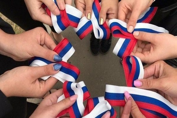 Акция «Три цвета Родины»