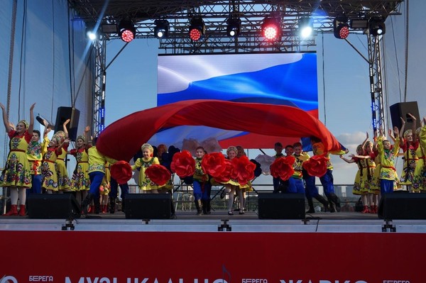 Концертная программа ко Дню Флага России