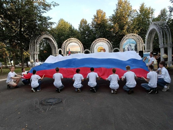 «Во флаге России сила страны»