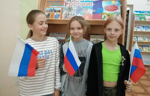 «Величаво над страной реет флаг страны родной»