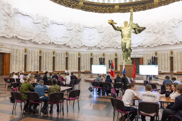 «КВИЗстория» в Музее Победы ко Дню Флага