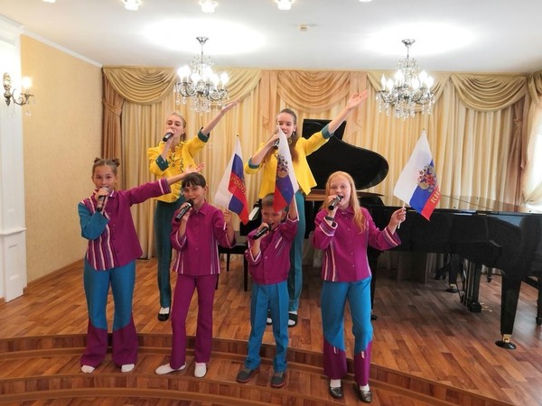 «Гордо реет флаг России»
