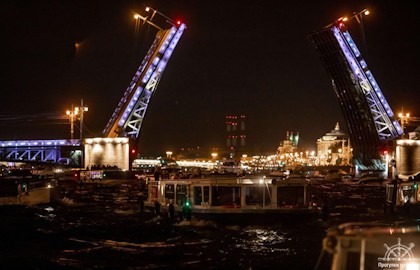 Разводные мосты в сопровождении аудиогида и фоновой музыки с борта теплохода
