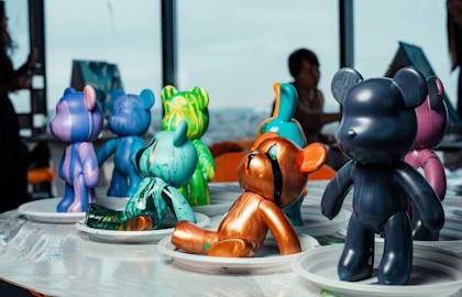 Роспись мишки Bearbricks в технике флюид-арт