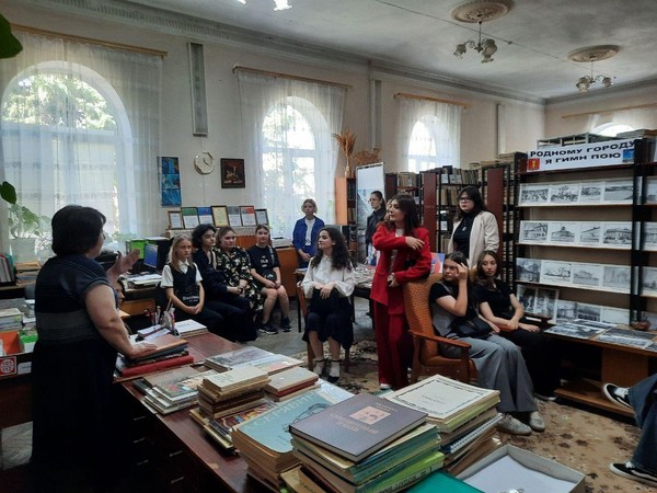 Выставка работ В. Сенина о Черкесске «Родному городу я гимн пою»
