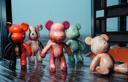 Роспись мишки Bearbricks в технике флюид-арт с видом на Неву