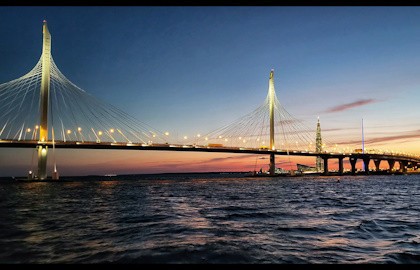 Огни залива и разводные мосты в сопровождении живой музыки