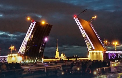 Дискотека под разводными мостами на двухпалубном теплоходе