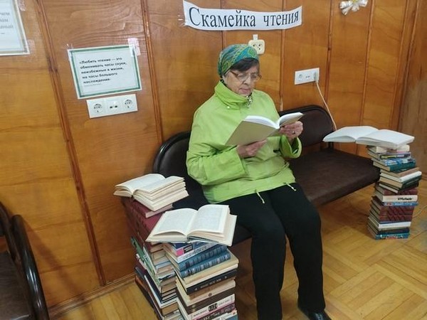 Литературные посиделки «С книжкой на скамейке»
