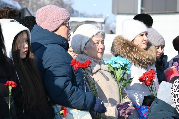 Возложение цветов к памятнику Евгения Николаевича Батенчука