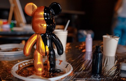 Роспись мишки Bearbricks в технике флюид-арт в ресторане «Большая кухня»
