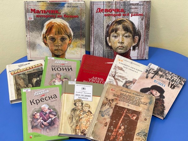 Выставка-просмотр книг «А в школьной памяти мгновения войны»