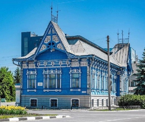 Стоит старинный особняк