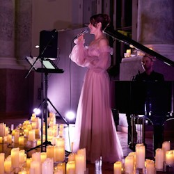 Adele. Tribute при свечах в старинном соборе