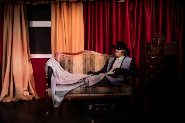 Он. Она. Окно. Покойник