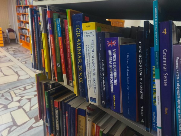 Выставка книг и разговорников «Business English» («Деловой английский»)